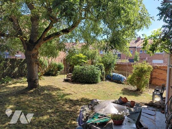 Maison semi individuelle, possibilité 4 chambres, jardin, garage