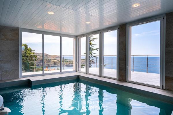 Villa contemporaine avec vue mer panoramique et piscine intérieure