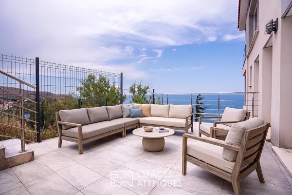 Villa contemporaine avec vue mer panoramique et piscine intérieure