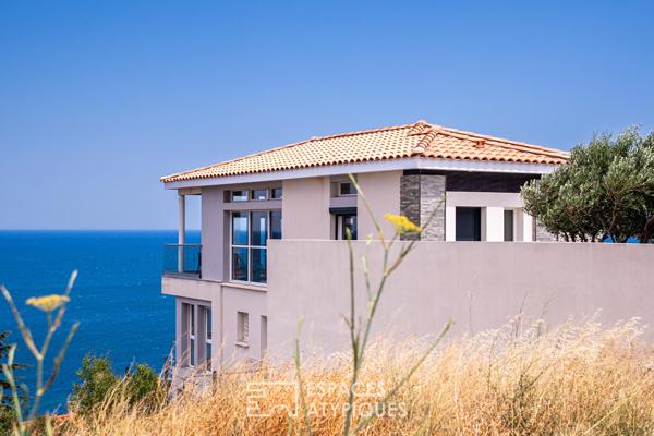 Villa contemporaine avec vue mer panoramique et piscine intérieure