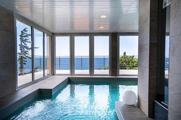 Villa contemporaine avec vue mer panoramique et piscine intérieure