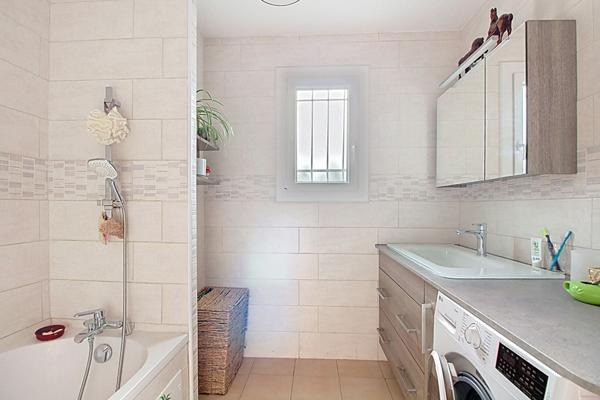 Vitrolles Nord Maison de plain pied T5 individuelle avec jardin et garage