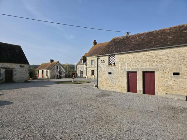Ferme-Manoir normande du XVe siècle remaniée et ses dépendances sur 2 ha