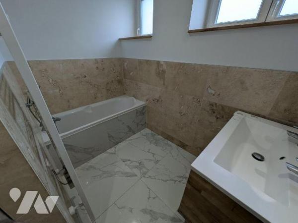 DEUXVILLE 


Cette maison en copropriété (2 propriétaires) se compose d'une entrée indépenda...