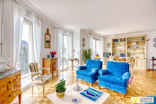 Versailles Rive-Droite Appartement 6 pièces 132.75 m² carrez situé au 2ème étage avec ascenseur et parking €945 000 ** - Référence 27236