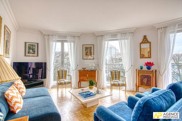 Versailles Rive-Droite Appartement 6 pièces 132.75 m² carrez situé au 2ème étage avec ascenseur et parking €945 000 ** - Référence 27236