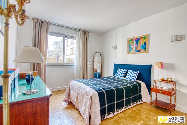 Versailles Rive-Droite Appartement 6 pièces 132.75 m² carrez situé au 2ème étage avec ascenseur et parking €945 000 ** - Référence 27236