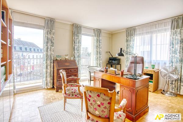 Versailles Rive-Droite Appartement 6 pièces 132.75 m² carrez situé au 2ème étage avec ascenseur et parking €945 000 ** - Référence 27236