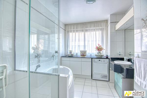 Versailles Rive-Droite Appartement 6 pièces 132.75 m² carrez situé au 2ème étage avec ascenseur et parking €945 000 ** - Référence 27236