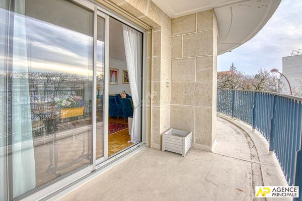 Versailles Rive-Droite Appartement 6 pièces 132.75 m² carrez situé au 2ème étage avec ascenseur et parking €945 000 ** - Référence 27236