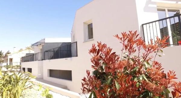 Appartement T3 Duplex avec terrasse & parkings – Sauvian