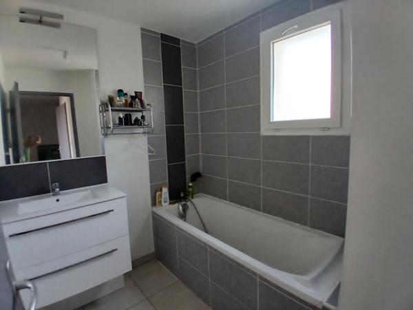 Appartement T3 Duplex avec terrasse & parkings – Sauvian