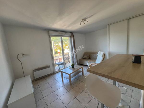 Appartement T1 avec vue dégagée à Toulon - Vendu loué bail meublé