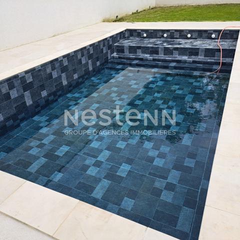 MAISON FAMILIALE CONTEMPORAINE AVEC PISCINE À DEUX PAS DES COMMODITÉS