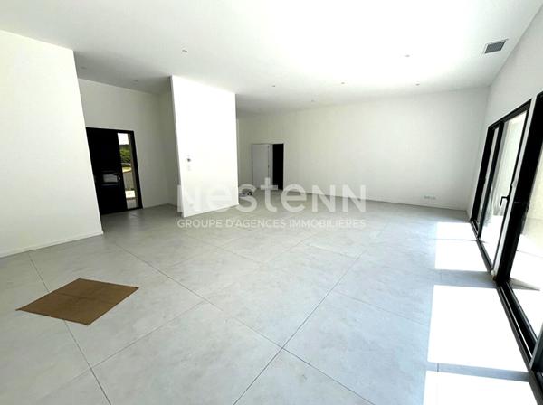 MAISON FAMILIALE CONTEMPORAINE AVEC PISCINE À DEUX PAS DES COMMODITÉS