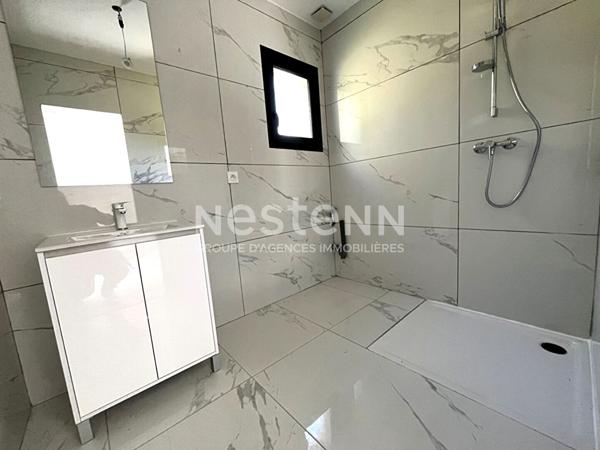 MAISON FAMILIALE CONTEMPORAINE AVEC PISCINE À DEUX PAS DES COMMODITÉS