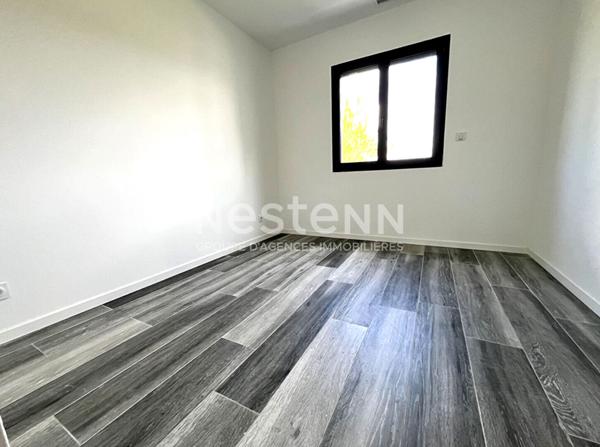 MAISON FAMILIALE CONTEMPORAINE AVEC PISCINE À DEUX PAS DES COMMODITÉS