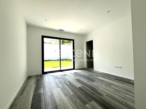 MAISON FAMILIALE CONTEMPORAINE AVEC PISCINE À DEUX PAS DES COMMODITÉS