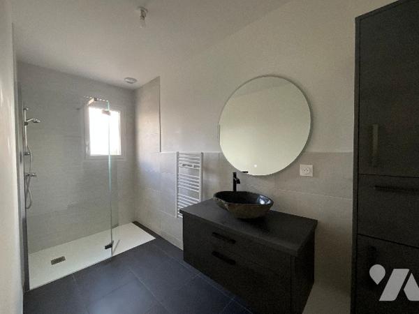 Maison contemporaine 2022 avec sous-sol complet – Saunay (37110)