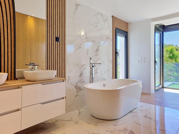 SUPERBE VILLA CONTEMPORAINE A BIOT