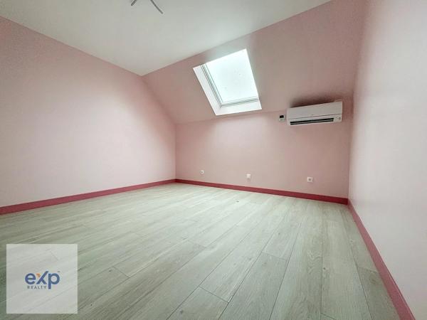 Maison : 10 pièces : sept chambres : 240 m² : 9961 m² de terrain