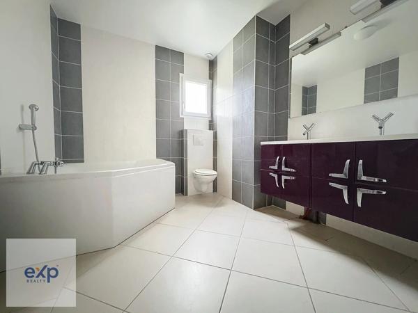 Maison : 10 pièces : sept chambres : 240 m² : 9961 m² de terrain