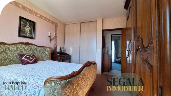 Maison spacieuse avec atelier indépendant et jardin clos, à pied des commodités