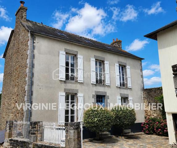 Rare à la vente, cette maison de ville rénovée de 144m2 située dans l'hypercentre du Bourgneuf-la-Forêt a de nombreux atouts pour séduire ses futurs propriétaires. 
Si vous aimez les maisons avec du charme, du cachet , les belles hauteurs sous plafond, cette maison est peut-être votre futur nid douillet. 
Nous commencerons la visite par une entrée qui traditionnellement distribue d'un coté la cuisine spacieuse de 23m2 équipée et aménagée et de l'autre coté le salon séjour de 27m2. 
Nous monterons l'escalier pour découvrir une première chambre de 11m2, une seconde de 9m2, une salle de bain de 5m2, un wc séparé de 2m2 environ et... une suite parentale de 26m2 environ comprenant une chambre de 15m2, un dressing de 7m2 et une salle d'eau de 4m2 ! 
Nous poursuivrons avec le 2ème étage, un palier de 6m2 dessert une quatrième chambre de 22m2 au sol et une cinquième de 25m2 au sol ! De beaux espaces vous permettant d'accueillir famille et amis en toute sérénité. 
Toutes les menuiseries sont en double vitrage. Toute l'isolation périphérique de la maison a été refaite, l'isolation des combles, mais aussi l'ensemble des sols et des peintures. Les volets de la façade avant et les velux ont également été changés en 2019, les gouttières ont été remplacées par des gouttières en zinc en 2020, les cache-moineaux ont été refaits aussi ainsi que la façade sud, en pierre, en 2022. La toiture est en ardoises naturelles. Le mode de chauffage principale est une pompe à chaleur installée en 2019 et en complément vous pourrez utiliser l'insert bois. La taxe foncière est de 570€. 
Coté stockage, un garage semi-ouvert se situe à l'avant de la maison, dans la cour privative. Il fait 20m2, idéal pour y stationner votre voiture. 
Pour le reste de vos objets personnels à stocker, une cave isolée complète l'équipement de la maison. 
Coté extérieur, vous pourrez profiter en toute tranquillité de la parcelle entièrement close de 625m2 environ. 
Alors cette maison correspond à votre critère de recherches ? Ne tardez pas, appelez-moi !