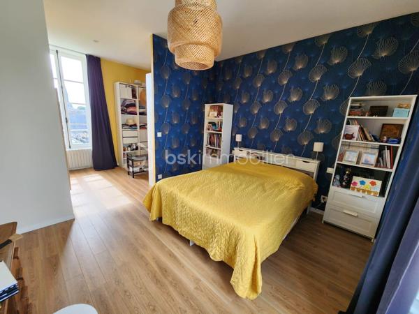 Rare à la vente, cette maison de ville rénovée de 144m2 située dans l'hypercentre du Bourgneuf-la-Forêt a de nombreux atouts pour séduire ses futurs propriétaires. 
Si vous aimez les maisons avec du charme, du cachet , les belles hauteurs sous plafond, cette maison est peut-être votre futur nid douillet. 
Nous commencerons la visite par une entrée qui traditionnellement distribue d'un coté la cuisine spacieuse de 23m2 équipée et aménagée et de l'autre coté le salon séjour de 27m2. 
Nous monterons l'escalier pour découvrir une première chambre de 11m2, une seconde de 9m2, une salle de bain de 5m2, un wc séparé de 2m2 environ et... une suite parentale de 26m2 environ comprenant une chambre de 15m2, un dressing de 7m2 et une salle d'eau de 4m2 ! 
Nous poursuivrons avec le 2ème étage, un palier de 6m2 dessert une quatrième chambre de 22m2 au sol et une cinquième de 25m2 au sol ! De beaux espaces vous permettant d'accueillir famille et amis en toute sérénité. 
Toutes les menuiseries sont en double vitrage. Toute l'isolation périphérique de la maison a été refaite, l'isolation des combles, mais aussi l'ensemble des sols et des peintures. Les volets de la façade avant et les velux ont également été changés en 2019, les gouttières ont été remplacées par des gouttières en zinc en 2020, les cache-moineaux ont été refaits aussi ainsi que la façade sud, en pierre, en 2022. La toiture est en ardoises naturelles. Le mode de chauffage principale est une pompe à chaleur installée en 2019 et en complément vous pourrez utiliser l'insert bois. La taxe foncière est de 570€. 
Coté stockage, un garage semi-ouvert se situe à l'avant de la maison, dans la cour privative. Il fait 20m2, idéal pour y stationner votre voiture. 
Pour le reste de vos objets personnels à stocker, une cave isolée complète l'équipement de la maison. 
Coté extérieur, vous pourrez profiter en toute tranquillité de la parcelle entièrement close de 625m2 environ. 
Alors cette maison correspond à votre critère de recherches ? Ne tardez pas, appelez-moi !