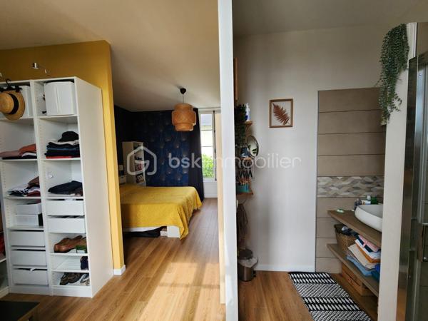 Rare à la vente, cette maison de ville rénovée de 144m2 située dans l'hypercentre du Bourgneuf-la-Forêt a de nombreux atouts pour séduire ses futurs propriétaires. 
Si vous aimez les maisons avec du charme, du cachet , les belles hauteurs sous plafond, cette maison est peut-être votre futur nid douillet. 
Nous commencerons la visite par une entrée qui traditionnellement distribue d'un coté la cuisine spacieuse de 23m2 équipée et aménagée et de l'autre coté le salon séjour de 27m2. 
Nous monterons l'escalier pour découvrir une première chambre de 11m2, une seconde de 9m2, une salle de bain de 5m2, un wc séparé de 2m2 environ et... une suite parentale de 26m2 environ comprenant une chambre de 15m2, un dressing de 7m2 et une salle d'eau de 4m2 ! 
Nous poursuivrons avec le 2ème étage, un palier de 6m2 dessert une quatrième chambre de 22m2 au sol et une cinquième de 25m2 au sol ! De beaux espaces vous permettant d'accueillir famille et amis en toute sérénité. 
Toutes les menuiseries sont en double vitrage. Toute l'isolation périphérique de la maison a été refaite, l'isolation des combles, mais aussi l'ensemble des sols et des peintures. Les volets de la façade avant et les velux ont également été changés en 2019, les gouttières ont été remplacées par des gouttières en zinc en 2020, les cache-moineaux ont été refaits aussi ainsi que la façade sud, en pierre, en 2022. La toiture est en ardoises naturelles. Le mode de chauffage principale est une pompe à chaleur installée en 2019 et en complément vous pourrez utiliser l'insert bois. La taxe foncière est de 570€. 
Coté stockage, un garage semi-ouvert se situe à l'avant de la maison, dans la cour privative. Il fait 20m2, idéal pour y stationner votre voiture. 
Pour le reste de vos objets personnels à stocker, une cave isolée complète l'équipement de la maison. 
Coté extérieur, vous pourrez profiter en toute tranquillité de la parcelle entièrement close de 625m2 environ. 
Alors cette maison correspond à votre critère de recherches ? Ne tardez pas, appelez-moi !