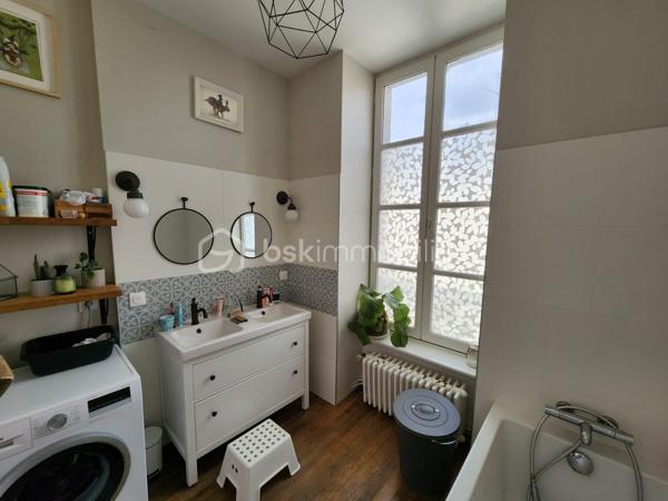 Rare à la vente, cette maison de ville rénovée de 144m2 située dans l'hypercentre du Bourgneuf-la-Forêt a de nombreux atouts pour séduire ses futurs propriétaires. 
Si vous aimez les maisons avec du charme, du cachet , les belles hauteurs sous plafond, cette maison est peut-être votre futur nid douillet. 
Nous commencerons la visite par une entrée qui traditionnellement distribue d'un coté la cuisine spacieuse de 23m2 équipée et aménagée et de l'autre coté le salon séjour de 27m2. 
Nous monterons l'escalier pour découvrir une première chambre de 11m2, une seconde de 9m2, une salle de bain de 5m2, un wc séparé de 2m2 environ et... une suite parentale de 26m2 environ comprenant une chambre de 15m2, un dressing de 7m2 et une salle d'eau de 4m2 ! 
Nous poursuivrons avec le 2ème étage, un palier de 6m2 dessert une quatrième chambre de 22m2 au sol et une cinquième de 25m2 au sol ! De beaux espaces vous permettant d'accueillir famille et amis en toute sérénité. 
Toutes les menuiseries sont en double vitrage. Toute l'isolation périphérique de la maison a été refaite, l'isolation des combles, mais aussi l'ensemble des sols et des peintures. Les volets de la façade avant et les velux ont également été changés en 2019, les gouttières ont été remplacées par des gouttières en zinc en 2020, les cache-moineaux ont été refaits aussi ainsi que la façade sud, en pierre, en 2022. La toiture est en ardoises naturelles. Le mode de chauffage principale est une pompe à chaleur installée en 2019 et en complément vous pourrez utiliser l'insert bois. La taxe foncière est de 570€. 
Coté stockage, un garage semi-ouvert se situe à l'avant de la maison, dans la cour privative. Il fait 20m2, idéal pour y stationner votre voiture. 
Pour le reste de vos objets personnels à stocker, une cave isolée complète l'équipement de la maison. 
Coté extérieur, vous pourrez profiter en toute tranquillité de la parcelle entièrement close de 625m2 environ. 
Alors cette maison correspond à votre critère de recherches ? Ne tardez pas, appelez-moi !