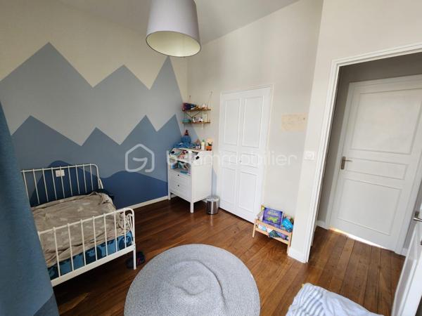 Rare à la vente, cette maison de ville rénovée de 144m2 située dans l'hypercentre du Bourgneuf-la-Forêt a de nombreux atouts pour séduire ses futurs propriétaires. 
Si vous aimez les maisons avec du charme, du cachet , les belles hauteurs sous plafond, cette maison est peut-être votre futur nid douillet. 
Nous commencerons la visite par une entrée qui traditionnellement distribue d'un coté la cuisine spacieuse de 23m2 équipée et aménagée et de l'autre coté le salon séjour de 27m2. 
Nous monterons l'escalier pour découvrir une première chambre de 11m2, une seconde de 9m2, une salle de bain de 5m2, un wc séparé de 2m2 environ et... une suite parentale de 26m2 environ comprenant une chambre de 15m2, un dressing de 7m2 et une salle d'eau de 4m2 ! 
Nous poursuivrons avec le 2ème étage, un palier de 6m2 dessert une quatrième chambre de 22m2 au sol et une cinquième de 25m2 au sol ! De beaux espaces vous permettant d'accueillir famille et amis en toute sérénité. 
Toutes les menuiseries sont en double vitrage. Toute l'isolation périphérique de la maison a été refaite, l'isolation des combles, mais aussi l'ensemble des sols et des peintures. Les volets de la façade avant et les velux ont également été changés en 2019, les gouttières ont été remplacées par des gouttières en zinc en 2020, les cache-moineaux ont été refaits aussi ainsi que la façade sud, en pierre, en 2022. La toiture est en ardoises naturelles. Le mode de chauffage principale est une pompe à chaleur installée en 2019 et en complément vous pourrez utiliser l'insert bois. La taxe foncière est de 570€. 
Coté stockage, un garage semi-ouvert se situe à l'avant de la maison, dans la cour privative. Il fait 20m2, idéal pour y stationner votre voiture. 
Pour le reste de vos objets personnels à stocker, une cave isolée complète l'équipement de la maison. 
Coté extérieur, vous pourrez profiter en toute tranquillité de la parcelle entièrement close de 625m2 environ. 
Alors cette maison correspond à votre critère de recherches ? Ne tardez pas, appelez-moi !