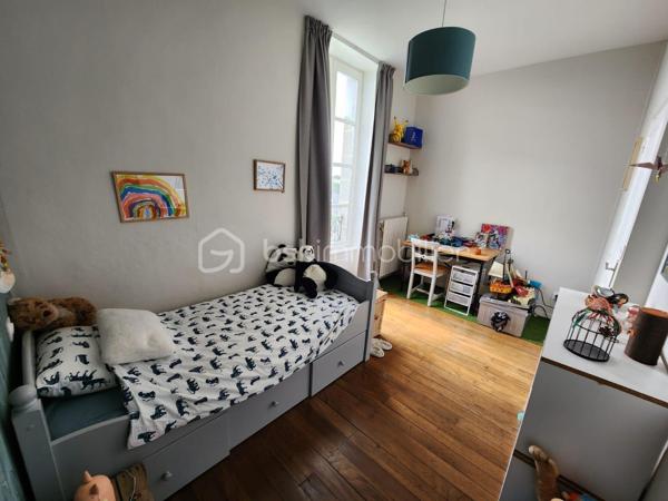 Rare à la vente, cette maison de ville rénovée de 144m2 située dans l'hypercentre du Bourgneuf-la-Forêt a de nombreux atouts pour séduire ses futurs propriétaires. 
Si vous aimez les maisons avec du charme, du cachet , les belles hauteurs sous plafond, cette maison est peut-être votre futur nid douillet. 
Nous commencerons la visite par une entrée qui traditionnellement distribue d'un coté la cuisine spacieuse de 23m2 équipée et aménagée et de l'autre coté le salon séjour de 27m2. 
Nous monterons l'escalier pour découvrir une première chambre de 11m2, une seconde de 9m2, une salle de bain de 5m2, un wc séparé de 2m2 environ et... une suite parentale de 26m2 environ comprenant une chambre de 15m2, un dressing de 7m2 et une salle d'eau de 4m2 ! 
Nous poursuivrons avec le 2ème étage, un palier de 6m2 dessert une quatrième chambre de 22m2 au sol et une cinquième de 25m2 au sol ! De beaux espaces vous permettant d'accueillir famille et amis en toute sérénité. 
Toutes les menuiseries sont en double vitrage. Toute l'isolation périphérique de la maison a été refaite, l'isolation des combles, mais aussi l'ensemble des sols et des peintures. Les volets de la façade avant et les velux ont également été changés en 2019, les gouttières ont été remplacées par des gouttières en zinc en 2020, les cache-moineaux ont été refaits aussi ainsi que la façade sud, en pierre, en 2022. La toiture est en ardoises naturelles. Le mode de chauffage principale est une pompe à chaleur installée en 2019 et en complément vous pourrez utiliser l'insert bois. La taxe foncière est de 570€. 
Coté stockage, un garage semi-ouvert se situe à l'avant de la maison, dans la cour privative. Il fait 20m2, idéal pour y stationner votre voiture. 
Pour le reste de vos objets personnels à stocker, une cave isolée complète l'équipement de la maison. 
Coté extérieur, vous pourrez profiter en toute tranquillité de la parcelle entièrement close de 625m2 environ. 
Alors cette maison correspond à votre critère de recherches ? Ne tardez pas, appelez-moi !