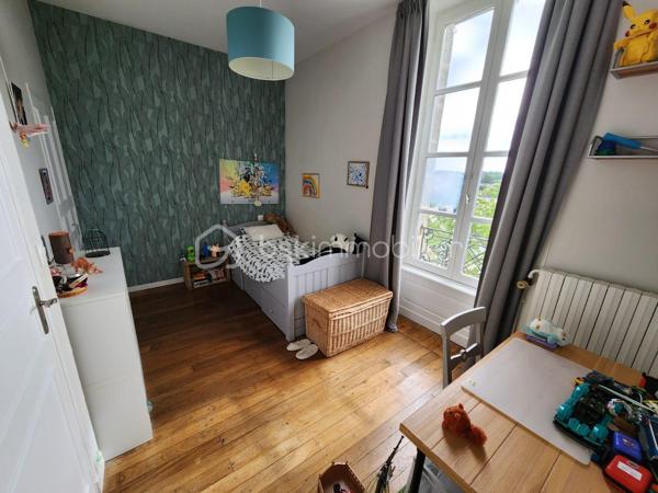 Rare à la vente, cette maison de ville rénovée de 144m2 située dans l'hypercentre du Bourgneuf-la-Forêt a de nombreux atouts pour séduire ses futurs propriétaires. 
Si vous aimez les maisons avec du charme, du cachet , les belles hauteurs sous plafond, cette maison est peut-être votre futur nid douillet. 
Nous commencerons la visite par une entrée qui traditionnellement distribue d'un coté la cuisine spacieuse de 23m2 équipée et aménagée et de l'autre coté le salon séjour de 27m2. 
Nous monterons l'escalier pour découvrir une première chambre de 11m2, une seconde de 9m2, une salle de bain de 5m2, un wc séparé de 2m2 environ et... une suite parentale de 26m2 environ comprenant une chambre de 15m2, un dressing de 7m2 et une salle d'eau de 4m2 ! 
Nous poursuivrons avec le 2ème étage, un palier de 6m2 dessert une quatrième chambre de 22m2 au sol et une cinquième de 25m2 au sol ! De beaux espaces vous permettant d'accueillir famille et amis en toute sérénité. 
Toutes les menuiseries sont en double vitrage. Toute l'isolation périphérique de la maison a été refaite, l'isolation des combles, mais aussi l'ensemble des sols et des peintures. Les volets de la façade avant et les velux ont également été changés en 2019, les gouttières ont été remplacées par des gouttières en zinc en 2020, les cache-moineaux ont été refaits aussi ainsi que la façade sud, en pierre, en 2022. La toiture est en ardoises naturelles. Le mode de chauffage principale est une pompe à chaleur installée en 2019 et en complément vous pourrez utiliser l'insert bois. La taxe foncière est de 570€. 
Coté stockage, un garage semi-ouvert se situe à l'avant de la maison, dans la cour privative. Il fait 20m2, idéal pour y stationner votre voiture. 
Pour le reste de vos objets personnels à stocker, une cave isolée complète l'équipement de la maison. 
Coté extérieur, vous pourrez profiter en toute tranquillité de la parcelle entièrement close de 625m2 environ. 
Alors cette maison correspond à votre critère de recherches ? Ne tardez pas, appelez-moi !