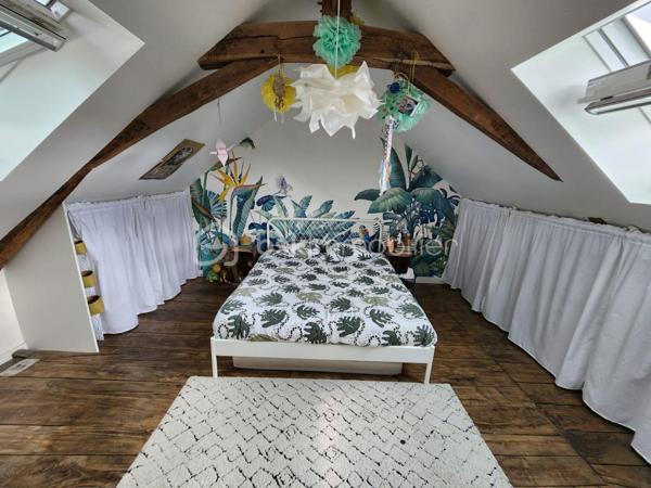 Rare à la vente, cette maison de ville rénovée de 144m2 située dans l'hypercentre du Bourgneuf-la-Forêt a de nombreux atouts pour séduire ses futurs propriétaires. 
Si vous aimez les maisons avec du charme, du cachet , les belles hauteurs sous plafond, cette maison est peut-être votre futur nid douillet. 
Nous commencerons la visite par une entrée qui traditionnellement distribue d'un coté la cuisine spacieuse de 23m2 équipée et aménagée et de l'autre coté le salon séjour de 27m2. 
Nous monterons l'escalier pour découvrir une première chambre de 11m2, une seconde de 9m2, une salle de bain de 5m2, un wc séparé de 2m2 environ et... une suite parentale de 26m2 environ comprenant une chambre de 15m2, un dressing de 7m2 et une salle d'eau de 4m2 ! 
Nous poursuivrons avec le 2ème étage, un palier de 6m2 dessert une quatrième chambre de 22m2 au sol et une cinquième de 25m2 au sol ! De beaux espaces vous permettant d'accueillir famille et amis en toute sérénité. 
Toutes les menuiseries sont en double vitrage. Toute l'isolation périphérique de la maison a été refaite, l'isolation des combles, mais aussi l'ensemble des sols et des peintures. Les volets de la façade avant et les velux ont également été changés en 2019, les gouttières ont été remplacées par des gouttières en zinc en 2020, les cache-moineaux ont été refaits aussi ainsi que la façade sud, en pierre, en 2022. La toiture est en ardoises naturelles. Le mode de chauffage principale est une pompe à chaleur installée en 2019 et en complément vous pourrez utiliser l'insert bois. La taxe foncière est de 570€. 
Coté stockage, un garage semi-ouvert se situe à l'avant de la maison, dans la cour privative. Il fait 20m2, idéal pour y stationner votre voiture. 
Pour le reste de vos objets personnels à stocker, une cave isolée complète l'équipement de la maison. 
Coté extérieur, vous pourrez profiter en toute tranquillité de la parcelle entièrement close de 625m2 environ. 
Alors cette maison correspond à votre critère de recherches ? Ne tardez pas, appelez-moi !