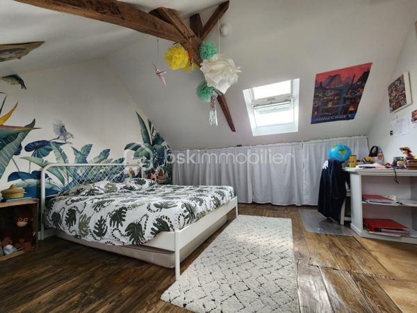 Rare à la vente, cette maison de ville rénovée de 144m2 située dans l'hypercentre du Bourgneuf-la-Forêt a de nombreux atouts pour séduire ses futurs propriétaires. 
Si vous aimez les maisons avec du charme, du cachet , les belles hauteurs sous plafond, cette maison est peut-être votre futur nid douillet. 
Nous commencerons la visite par une entrée qui traditionnellement distribue d'un coté la cuisine spacieuse de 23m2 équipée et aménagée et de l'autre coté le salon séjour de 27m2. 
Nous monterons l'escalier pour découvrir une première chambre de 11m2, une seconde de 9m2, une salle de bain de 5m2, un wc séparé de 2m2 environ et... une suite parentale de 26m2 environ comprenant une chambre de 15m2, un dressing de 7m2 et une salle d'eau de 4m2 ! 
Nous poursuivrons avec le 2ème étage, un palier de 6m2 dessert une quatrième chambre de 22m2 au sol et une cinquième de 25m2 au sol ! De beaux espaces vous permettant d'accueillir famille et amis en toute sérénité. 
Toutes les menuiseries sont en double vitrage. Toute l'isolation périphérique de la maison a été refaite, l'isolation des combles, mais aussi l'ensemble des sols et des peintures. Les volets de la façade avant et les velux ont également été changés en 2019, les gouttières ont été remplacées par des gouttières en zinc en 2020, les cache-moineaux ont été refaits aussi ainsi que la façade sud, en pierre, en 2022. La toiture est en ardoises naturelles. Le mode de chauffage principale est une pompe à chaleur installée en 2019 et en complément vous pourrez utiliser l'insert bois. La taxe foncière est de 570€. 
Coté stockage, un garage semi-ouvert se situe à l'avant de la maison, dans la cour privative. Il fait 20m2, idéal pour y stationner votre voiture. 
Pour le reste de vos objets personnels à stocker, une cave isolée complète l'équipement de la maison. 
Coté extérieur, vous pourrez profiter en toute tranquillité de la parcelle entièrement close de 625m2 environ. 
Alors cette maison correspond à votre critère de recherches ? Ne tardez pas, appelez-moi !