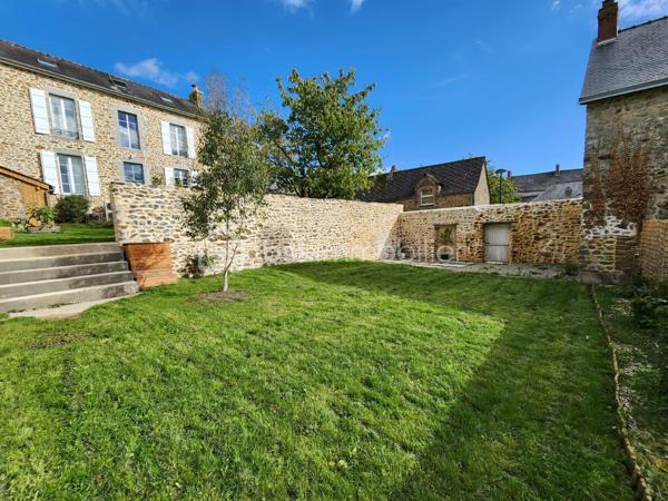 Rare à la vente, cette maison de ville rénovée de 144m2 située dans l'hypercentre du Bourgneuf-la-Forêt a de nombreux atouts pour séduire ses futurs propriétaires. 
Si vous aimez les maisons avec du charme, du cachet , les belles hauteurs sous plafond, cette maison est peut-être votre futur nid douillet. 
Nous commencerons la visite par une entrée qui traditionnellement distribue d'un coté la cuisine spacieuse de 23m2 équipée et aménagée et de l'autre coté le salon séjour de 27m2. 
Nous monterons l'escalier pour découvrir une première chambre de 11m2, une seconde de 9m2, une salle de bain de 5m2, un wc séparé de 2m2 environ et... une suite parentale de 26m2 environ comprenant une chambre de 15m2, un dressing de 7m2 et une salle d'eau de 4m2 ! 
Nous poursuivrons avec le 2ème étage, un palier de 6m2 dessert une quatrième chambre de 22m2 au sol et une cinquième de 25m2 au sol ! De beaux espaces vous permettant d'accueillir famille et amis en toute sérénité. 
Toutes les menuiseries sont en double vitrage. Toute l'isolation périphérique de la maison a été refaite, l'isolation des combles, mais aussi l'ensemble des sols et des peintures. Les volets de la façade avant et les velux ont également été changés en 2019, les gouttières ont été remplacées par des gouttières en zinc en 2020, les cache-moineaux ont été refaits aussi ainsi que la façade sud, en pierre, en 2022. La toiture est en ardoises naturelles. Le mode de chauffage principale est une pompe à chaleur installée en 2019 et en complément vous pourrez utiliser l'insert bois. La taxe foncière est de 570€. 
Coté stockage, un garage semi-ouvert se situe à l'avant de la maison, dans la cour privative. Il fait 20m2, idéal pour y stationner votre voiture. 
Pour le reste de vos objets personnels à stocker, une cave isolée complète l'équipement de la maison. 
Coté extérieur, vous pourrez profiter en toute tranquillité de la parcelle entièrement close de 625m2 environ. 
Alors cette maison correspond à votre critère de recherches ? Ne tardez pas, appelez-moi !