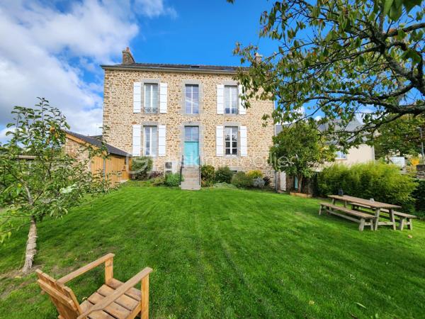 Rare à la vente, cette maison de ville rénovée de 144m2 située dans l'hypercentre du Bourgneuf-la-Forêt a de nombreux atouts pour séduire ses futurs propriétaires. 
Si vous aimez les maisons avec du charme, du cachet , les belles hauteurs sous plafond, cette maison est peut-être votre futur nid douillet. 
Nous commencerons la visite par une entrée qui traditionnellement distribue d'un coté la cuisine spacieuse de 23m2 équipée et aménagée et de l'autre coté le salon séjour de 27m2. 
Nous monterons l'escalier pour découvrir une première chambre de 11m2, une seconde de 9m2, une salle de bain de 5m2, un wc séparé de 2m2 environ et... une suite parentale de 26m2 environ comprenant une chambre de 15m2, un dressing de 7m2 et une salle d'eau de 4m2 ! 
Nous poursuivrons avec le 2ème étage, un palier de 6m2 dessert une quatrième chambre de 22m2 au sol et une cinquième de 25m2 au sol ! De beaux espaces vous permettant d'accueillir famille et amis en toute sérénité. 
Toutes les menuiseries sont en double vitrage. Toute l'isolation périphérique de la maison a été refaite, l'isolation des combles, mais aussi l'ensemble des sols et des peintures. Les volets de la façade avant et les velux ont également été changés en 2019, les gouttières ont été remplacées par des gouttières en zinc en 2020, les cache-moineaux ont été refaits aussi ainsi que la façade sud, en pierre, en 2022. La toiture est en ardoises naturelles. Le mode de chauffage principale est une pompe à chaleur installée en 2019 et en complément vous pourrez utiliser l'insert bois. La taxe foncière est de 570€. 
Coté stockage, un garage semi-ouvert se situe à l'avant de la maison, dans la cour privative. Il fait 20m2, idéal pour y stationner votre voiture. 
Pour le reste de vos objets personnels à stocker, une cave isolée complète l'équipement de la maison. 
Coté extérieur, vous pourrez profiter en toute tranquillité de la parcelle entièrement close de 625m2 environ. 
Alors cette maison correspond à votre critère de recherches ? Ne tardez pas, appelez-moi !