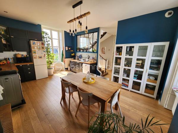 Rare à la vente, cette maison de ville rénovée de 144m2 située dans l'hypercentre du Bourgneuf-la-Forêt a de nombreux atouts pour séduire ses futurs propriétaires. 
Si vous aimez les maisons avec du charme, du cachet , les belles hauteurs sous plafond, cette maison est peut-être votre futur nid douillet. 
Nous commencerons la visite par une entrée qui traditionnellement distribue d'un coté la cuisine spacieuse de 23m2 équipée et aménagée et de l'autre coté le salon séjour de 27m2. 
Nous monterons l'escalier pour découvrir une première chambre de 11m2, une seconde de 9m2, une salle de bain de 5m2, un wc séparé de 2m2 environ et... une suite parentale de 26m2 environ comprenant une chambre de 15m2, un dressing de 7m2 et une salle d'eau de 4m2 ! 
Nous poursuivrons avec le 2ème étage, un palier de 6m2 dessert une quatrième chambre de 22m2 au sol et une cinquième de 25m2 au sol ! De beaux espaces vous permettant d'accueillir famille et amis en toute sérénité. 
Toutes les menuiseries sont en double vitrage. Toute l'isolation périphérique de la maison a été refaite, l'isolation des combles, mais aussi l'ensemble des sols et des peintures. Les volets de la façade avant et les velux ont également été changés en 2019, les gouttières ont été remplacées par des gouttières en zinc en 2020, les cache-moineaux ont été refaits aussi ainsi que la façade sud, en pierre, en 2022. La toiture est en ardoises naturelles. Le mode de chauffage principale est une pompe à chaleur installée en 2019 et en complément vous pourrez utiliser l'insert bois. La taxe foncière est de 570€. 
Coté stockage, un garage semi-ouvert se situe à l'avant de la maison, dans la cour privative. Il fait 20m2, idéal pour y stationner votre voiture. 
Pour le reste de vos objets personnels à stocker, une cave isolée complète l'équipement de la maison. 
Coté extérieur, vous pourrez profiter en toute tranquillité de la parcelle entièrement close de 625m2 environ. 
Alors cette maison correspond à votre critère de recherches ? Ne tardez pas, appelez-moi !