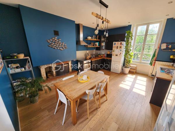 Rare à la vente, cette maison de ville rénovée de 144m2 située dans l'hypercentre du Bourgneuf-la-Forêt a de nombreux atouts pour séduire ses futurs propriétaires. 
Si vous aimez les maisons avec du charme, du cachet , les belles hauteurs sous plafond, cette maison est peut-être votre futur nid douillet. 
Nous commencerons la visite par une entrée qui traditionnellement distribue d'un coté la cuisine spacieuse de 23m2 équipée et aménagée et de l'autre coté le salon séjour de 27m2. 
Nous monterons l'escalier pour découvrir une première chambre de 11m2, une seconde de 9m2, une salle de bain de 5m2, un wc séparé de 2m2 environ et... une suite parentale de 26m2 environ comprenant une chambre de 15m2, un dressing de 7m2 et une salle d'eau de 4m2 ! 
Nous poursuivrons avec le 2ème étage, un palier de 6m2 dessert une quatrième chambre de 22m2 au sol et une cinquième de 25m2 au sol ! De beaux espaces vous permettant d'accueillir famille et amis en toute sérénité. 
Toutes les menuiseries sont en double vitrage. Toute l'isolation périphérique de la maison a été refaite, l'isolation des combles, mais aussi l'ensemble des sols et des peintures. Les volets de la façade avant et les velux ont également été changés en 2019, les gouttières ont été remplacées par des gouttières en zinc en 2020, les cache-moineaux ont été refaits aussi ainsi que la façade sud, en pierre, en 2022. La toiture est en ardoises naturelles. Le mode de chauffage principale est une pompe à chaleur installée en 2019 et en complément vous pourrez utiliser l'insert bois. La taxe foncière est de 570€. 
Coté stockage, un garage semi-ouvert se situe à l'avant de la maison, dans la cour privative. Il fait 20m2, idéal pour y stationner votre voiture. 
Pour le reste de vos objets personnels à stocker, une cave isolée complète l'équipement de la maison. 
Coté extérieur, vous pourrez profiter en toute tranquillité de la parcelle entièrement close de 625m2 environ. 
Alors cette maison correspond à votre critère de recherches ? Ne tardez pas, appelez-moi !