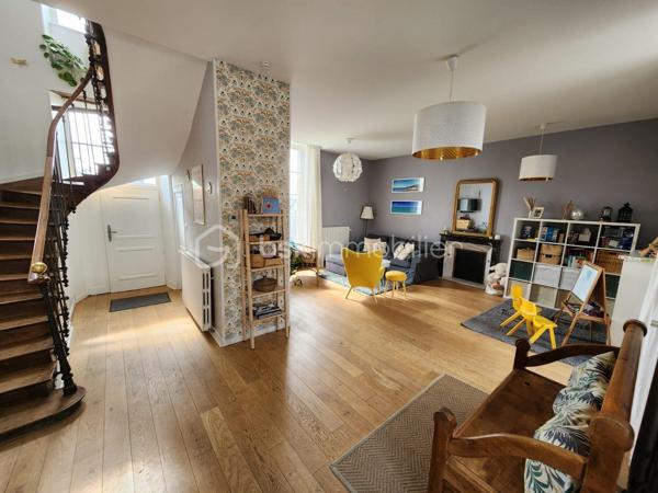 Rare à la vente, cette maison de ville rénovée de 144m2 située dans l'hypercentre du Bourgneuf-la-Forêt a de nombreux atouts pour séduire ses futurs propriétaires. 
Si vous aimez les maisons avec du charme, du cachet , les belles hauteurs sous plafond, cette maison est peut-être votre futur nid douillet. 
Nous commencerons la visite par une entrée qui traditionnellement distribue d'un coté la cuisine spacieuse de 23m2 équipée et aménagée et de l'autre coté le salon séjour de 27m2. 
Nous monterons l'escalier pour découvrir une première chambre de 11m2, une seconde de 9m2, une salle de bain de 5m2, un wc séparé de 2m2 environ et... une suite parentale de 26m2 environ comprenant une chambre de 15m2, un dressing de 7m2 et une salle d'eau de 4m2 ! 
Nous poursuivrons avec le 2ème étage, un palier de 6m2 dessert une quatrième chambre de 22m2 au sol et une cinquième de 25m2 au sol ! De beaux espaces vous permettant d'accueillir famille et amis en toute sérénité. 
Toutes les menuiseries sont en double vitrage. Toute l'isolation périphérique de la maison a été refaite, l'isolation des combles, mais aussi l'ensemble des sols et des peintures. Les volets de la façade avant et les velux ont également été changés en 2019, les gouttières ont été remplacées par des gouttières en zinc en 2020, les cache-moineaux ont été refaits aussi ainsi que la façade sud, en pierre, en 2022. La toiture est en ardoises naturelles. Le mode de chauffage principale est une pompe à chaleur installée en 2019 et en complément vous pourrez utiliser l'insert bois. La taxe foncière est de 570€. 
Coté stockage, un garage semi-ouvert se situe à l'avant de la maison, dans la cour privative. Il fait 20m2, idéal pour y stationner votre voiture. 
Pour le reste de vos objets personnels à stocker, une cave isolée complète l'équipement de la maison. 
Coté extérieur, vous pourrez profiter en toute tranquillité de la parcelle entièrement close de 625m2 environ. 
Alors cette maison correspond à votre critère de recherches ? Ne tardez pas, appelez-moi !