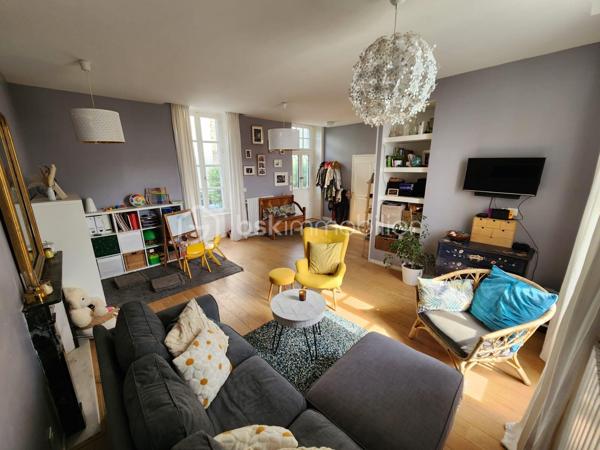 Rare à la vente, cette maison de ville rénovée de 144m2 située dans l'hypercentre du Bourgneuf-la-Forêt a de nombreux atouts pour séduire ses futurs propriétaires. 
Si vous aimez les maisons avec du charme, du cachet , les belles hauteurs sous plafond, cette maison est peut-être votre futur nid douillet. 
Nous commencerons la visite par une entrée qui traditionnellement distribue d'un coté la cuisine spacieuse de 23m2 équipée et aménagée et de l'autre coté le salon séjour de 27m2. 
Nous monterons l'escalier pour découvrir une première chambre de 11m2, une seconde de 9m2, une salle de bain de 5m2, un wc séparé de 2m2 environ et... une suite parentale de 26m2 environ comprenant une chambre de 15m2, un dressing de 7m2 et une salle d'eau de 4m2 ! 
Nous poursuivrons avec le 2ème étage, un palier de 6m2 dessert une quatrième chambre de 22m2 au sol et une cinquième de 25m2 au sol ! De beaux espaces vous permettant d'accueillir famille et amis en toute sérénité. 
Toutes les menuiseries sont en double vitrage. Toute l'isolation périphérique de la maison a été refaite, l'isolation des combles, mais aussi l'ensemble des sols et des peintures. Les volets de la façade avant et les velux ont également été changés en 2019, les gouttières ont été remplacées par des gouttières en zinc en 2020, les cache-moineaux ont été refaits aussi ainsi que la façade sud, en pierre, en 2022. La toiture est en ardoises naturelles. Le mode de chauffage principale est une pompe à chaleur installée en 2019 et en complément vous pourrez utiliser l'insert bois. La taxe foncière est de 570€. 
Coté stockage, un garage semi-ouvert se situe à l'avant de la maison, dans la cour privative. Il fait 20m2, idéal pour y stationner votre voiture. 
Pour le reste de vos objets personnels à stocker, une cave isolée complète l'équipement de la maison. 
Coté extérieur, vous pourrez profiter en toute tranquillité de la parcelle entièrement close de 625m2 environ. 
Alors cette maison correspond à votre critère de recherches ? Ne tardez pas, appelez-moi !