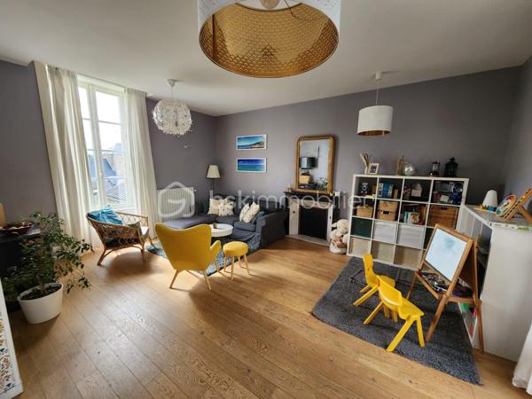 Rare à la vente, cette maison de ville rénovée de 144m2 située dans l'hypercentre du Bourgneuf-la-Forêt a de nombreux atouts pour séduire ses futurs propriétaires. 
Si vous aimez les maisons avec du charme, du cachet , les belles hauteurs sous plafond, cette maison est peut-être votre futur nid douillet. 
Nous commencerons la visite par une entrée qui traditionnellement distribue d'un coté la cuisine spacieuse de 23m2 équipée et aménagée et de l'autre coté le salon séjour de 27m2. 
Nous monterons l'escalier pour découvrir une première chambre de 11m2, une seconde de 9m2, une salle de bain de 5m2, un wc séparé de 2m2 environ et... une suite parentale de 26m2 environ comprenant une chambre de 15m2, un dressing de 7m2 et une salle d'eau de 4m2 ! 
Nous poursuivrons avec le 2ème étage, un palier de 6m2 dessert une quatrième chambre de 22m2 au sol et une cinquième de 25m2 au sol ! De beaux espaces vous permettant d'accueillir famille et amis en toute sérénité. 
Toutes les menuiseries sont en double vitrage. Toute l'isolation périphérique de la maison a été refaite, l'isolation des combles, mais aussi l'ensemble des sols et des peintures. Les volets de la façade avant et les velux ont également été changés en 2019, les gouttières ont été remplacées par des gouttières en zinc en 2020, les cache-moineaux ont été refaits aussi ainsi que la façade sud, en pierre, en 2022. La toiture est en ardoises naturelles. Le mode de chauffage principale est une pompe à chaleur installée en 2019 et en complément vous pourrez utiliser l'insert bois. La taxe foncière est de 570€. 
Coté stockage, un garage semi-ouvert se situe à l'avant de la maison, dans la cour privative. Il fait 20m2, idéal pour y stationner votre voiture. 
Pour le reste de vos objets personnels à stocker, une cave isolée complète l'équipement de la maison. 
Coté extérieur, vous pourrez profiter en toute tranquillité de la parcelle entièrement close de 625m2 environ. 
Alors cette maison correspond à votre critère de recherches ? Ne tardez pas, appelez-moi !