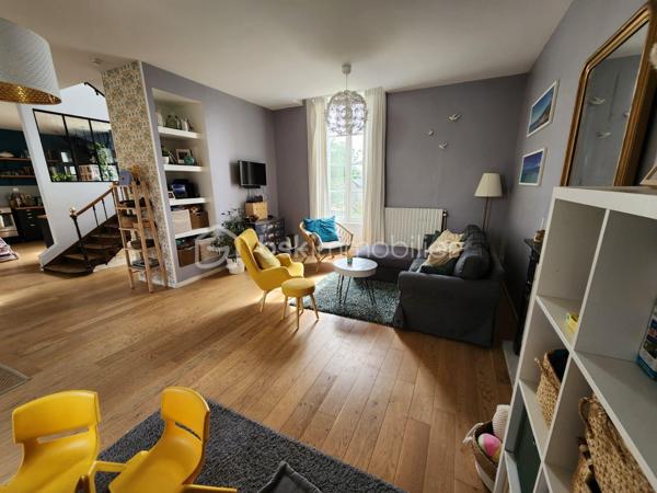 Rare à la vente, cette maison de ville rénovée de 144m2 située dans l'hypercentre du Bourgneuf-la-Forêt a de nombreux atouts pour séduire ses futurs propriétaires. 
Si vous aimez les maisons avec du charme, du cachet , les belles hauteurs sous plafond, cette maison est peut-être votre futur nid douillet. 
Nous commencerons la visite par une entrée qui traditionnellement distribue d'un coté la cuisine spacieuse de 23m2 équipée et aménagée et de l'autre coté le salon séjour de 27m2. 
Nous monterons l'escalier pour découvrir une première chambre de 11m2, une seconde de 9m2, une salle de bain de 5m2, un wc séparé de 2m2 environ et... une suite parentale de 26m2 environ comprenant une chambre de 15m2, un dressing de 7m2 et une salle d'eau de 4m2 ! 
Nous poursuivrons avec le 2ème étage, un palier de 6m2 dessert une quatrième chambre de 22m2 au sol et une cinquième de 25m2 au sol ! De beaux espaces vous permettant d'accueillir famille et amis en toute sérénité. 
Toutes les menuiseries sont en double vitrage. Toute l'isolation périphérique de la maison a été refaite, l'isolation des combles, mais aussi l'ensemble des sols et des peintures. Les volets de la façade avant et les velux ont également été changés en 2019, les gouttières ont été remplacées par des gouttières en zinc en 2020, les cache-moineaux ont été refaits aussi ainsi que la façade sud, en pierre, en 2022. La toiture est en ardoises naturelles. Le mode de chauffage principale est une pompe à chaleur installée en 2019 et en complément vous pourrez utiliser l'insert bois. La taxe foncière est de 570€. 
Coté stockage, un garage semi-ouvert se situe à l'avant de la maison, dans la cour privative. Il fait 20m2, idéal pour y stationner votre voiture. 
Pour le reste de vos objets personnels à stocker, une cave isolée complète l'équipement de la maison. 
Coté extérieur, vous pourrez profiter en toute tranquillité de la parcelle entièrement close de 625m2 environ. 
Alors cette maison correspond à votre critère de recherches ? Ne tardez pas, appelez-moi !
