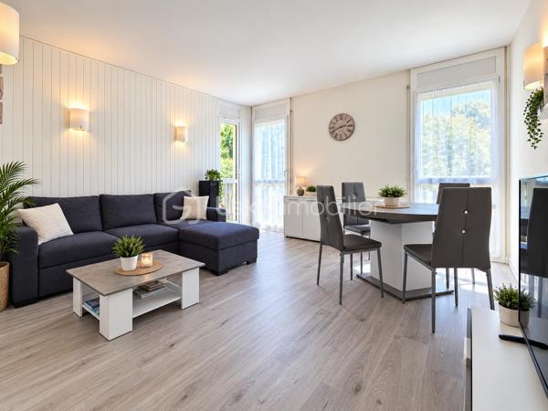 🌿 Dans un environnement calme et verdoyant, à proximité de la forêt, venez découvrir ce bel espace de vie de 59,61 m² dans un immeuble avec accès sécurisé par badge .
Dès l’entrée, vous découvrirez un séjour lumineux avec accès à un agréable balcon de 4,50 m², offrant une vue dégagée en direction de la forêt🌳 Le logement dispose également d’une cuisine rénovée, d’une salle de bains rénovée avec WC séparés, ainsi que de sols récemment refaits dans certaines pièces. Deux belles chambres complètent l’ensemble.
✨ Côté confort, vous bénéficiez notamment de fenêtres en double vitrage PVC.
🅿️ Une place de stationnement située au pied de l'immeuble, une cave et un séchoir viennent compléter l’ensemble. Un local à vélos est également à disposition dans la résidence.
Bien situé au 4ᵉ au dernier étage sans ascenseur, il offre une vue dégagée en direction de la forêt.
💧🔥 Autre atout appréciable : les charges de copropriété comprennent l’eau chaude, le chauffage ainsi que l’entretien des parties communes. 
🎒 La situation est idéale pour une vie de famille, avec les écoles maternelle, primaire et le collège à proximité. Les transports en commun sont également accessibles, avec notamment un bus en direction de la gare de Fontainebleau-Avon, permettant ensuite de rejoindre Paris🚆

Un cadre de vie agréable, de la luminosité, une vue dégagée et de nombreux services à proximité : une belle opportunité à découvrir sur Avon !
📞 Contactez-moi pour organiser votre visite.