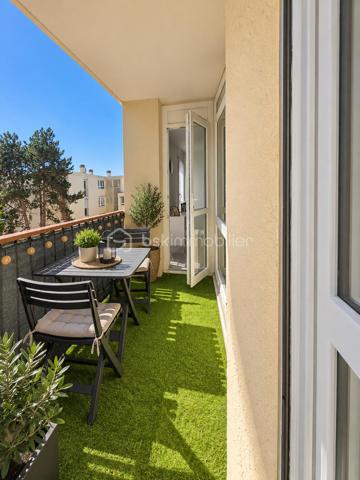 🌿 Dans un environnement calme et verdoyant, à proximité de la forêt, venez découvrir ce bel espace de vie de 59,61 m² dans un immeuble avec accès sécurisé par badge .
Dès l’entrée, vous découvrirez un séjour lumineux avec accès à un agréable balcon de 4,50 m², offrant une vue dégagée en direction de la forêt🌳 Le logement dispose également d’une cuisine rénovée, d’une salle de bains rénovée avec WC séparés, ainsi que de sols récemment refaits dans certaines pièces. Deux belles chambres complètent l’ensemble.
✨ Côté confort, vous bénéficiez notamment de fenêtres en double vitrage PVC.
🅿️ Une place de stationnement située au pied de l'immeuble, une cave et un séchoir viennent compléter l’ensemble. Un local à vélos est également à disposition dans la résidence.
Bien situé au 4ᵉ au dernier étage sans ascenseur, il offre une vue dégagée en direction de la forêt.
💧🔥 Autre atout appréciable : les charges de copropriété comprennent l’eau chaude, le chauffage ainsi que l’entretien des parties communes. 
🎒 La situation est idéale pour une vie de famille, avec les écoles maternelle, primaire et le collège à proximité. Les transports en commun sont également accessibles, avec notamment un bus en direction de la gare de Fontainebleau-Avon, permettant ensuite de rejoindre Paris🚆

Un cadre de vie agréable, de la luminosité, une vue dégagée et de nombreux services à proximité : une belle opportunité à découvrir sur Avon !
📞 Contactez-moi pour organiser votre visite.