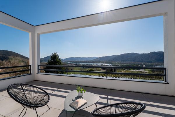 VILLA CONTEMPORAINE DE PRESTIGE : 256m² sur parcelle 913m² - Panorama exceptionnel sur la Vallée du Rhône