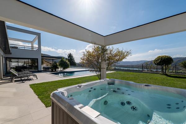 VILLA CONTEMPORAINE DE PRESTIGE : 256m² sur parcelle 913m² - Panorama exceptionnel sur la Vallée du Rhône