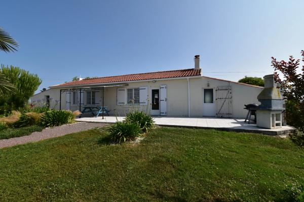 Dpt Vendée (85), entre NOIRMOUTIER , PORNIC et CHALLANS à vendre BEAUVOIR SUR MER longère 92.86 m² -3 chambres et un bureau , Terrain de 12 575,00 m² - et 193 m² de dépendances