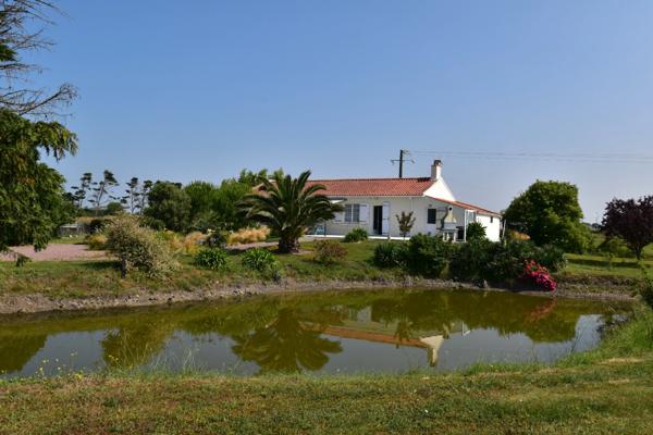 Dpt Vendée (85), entre NOIRMOUTIER , PORNIC et CHALLANS à vendre BEAUVOIR SUR MER longère 92.86 m² -3 chambres et un bureau , Terrain de 12 575,00 m² - et 193 m² de dépendances